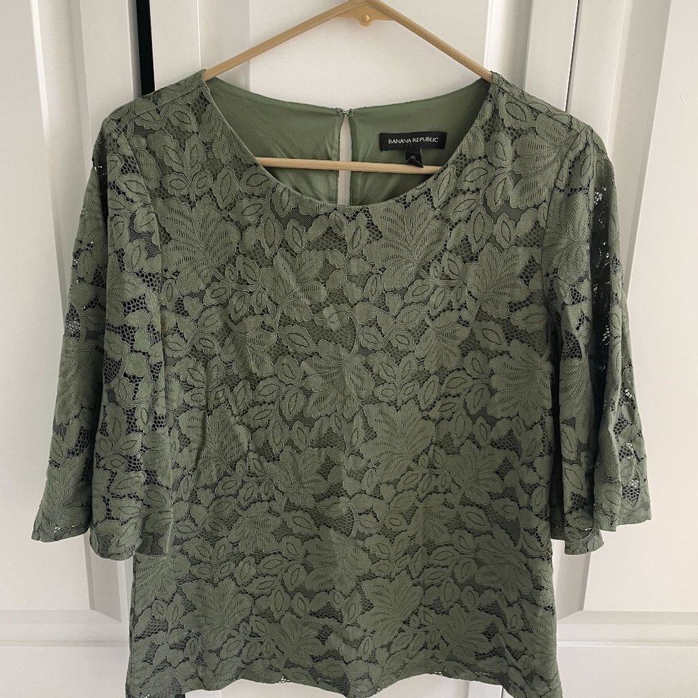 Banana Republic Lace Bell Sleeve Top in Small